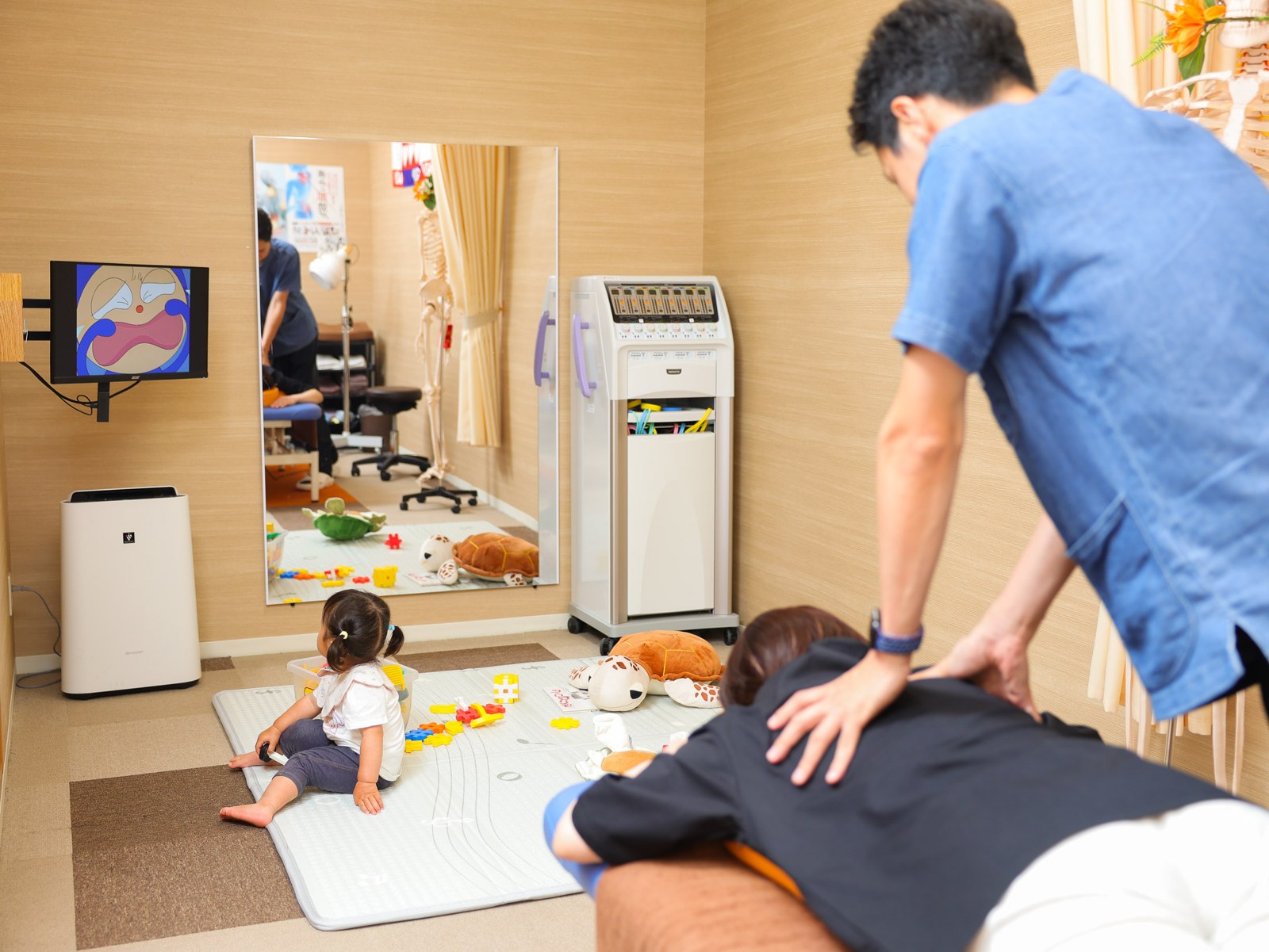 キッズスペースのある院内とお子さま連れの施術風景